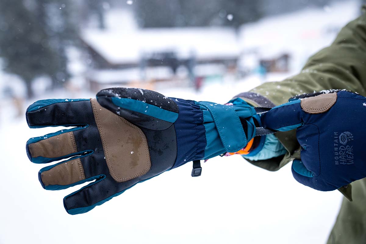 Snow store shoveling gloves